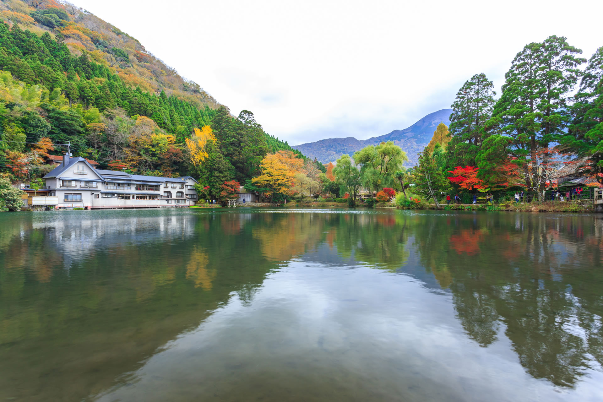 HR Yufuin Is A Popular Onsen Resort Kyushu Lake Kinrink (Japan)(Copyright Shutterstock 338926457) 01